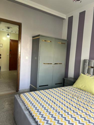una camera con letto, armadio e specchio di T3 beautiful apartment for rent a Martil