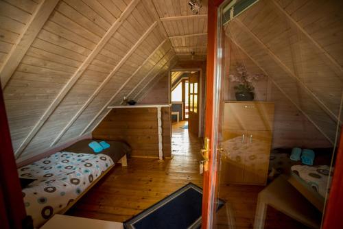 a small room with a bed in a house at Domki Kątno in Stare Jabłonki