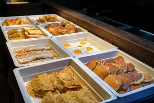 Un montón de bandejas de diferentes tipos de pasteles. en MPM Hotel Sport Ski-in, Ski-out, en Bansko