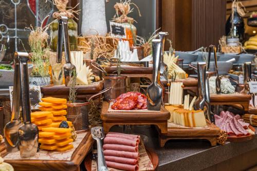 Un buffet de quesos y carnes en exposición en MPM Hotel Sport Ski-in, Ski-out, en Bansko