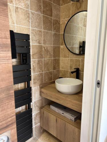 une salle de bain avec un lavabo et un miroir dans l'établissement Villa Jade - Saint palais sur mer - entre mer et golf, à Saint-Palais-sur-Mer