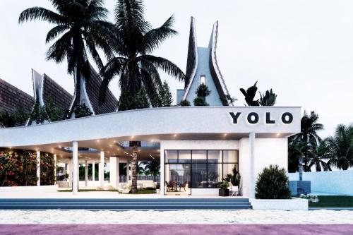 een vola gebouw met palmbomen op de achtergrond bij YOLO Island Resort 