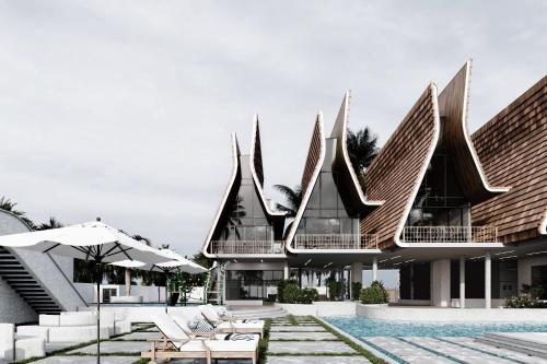 een gebouw met een zwembad en een resort bij YOLO Island Resort 