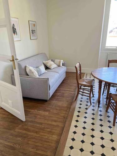 un salon avec un canapé et une table dans l'établissement Appartement entièrement rénové proche gare, à Grenoble