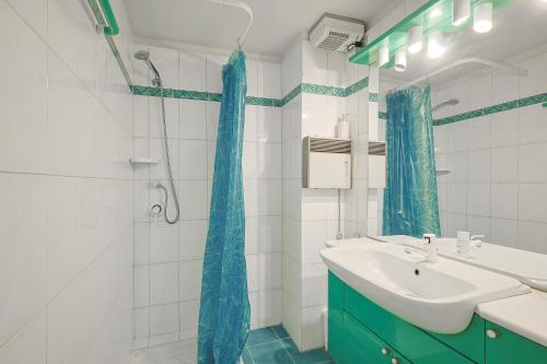 uma casa de banho com um lavatório e um chuveiro em Agriturismo Campo al Crognolo em Sassofortino