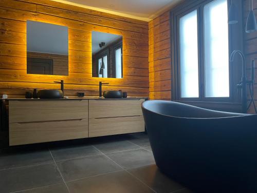 La salle de bains est pourvue d'un lavabo et d'une chaise bleue. dans l'établissement Sommerdrøm i sør, à Mandal