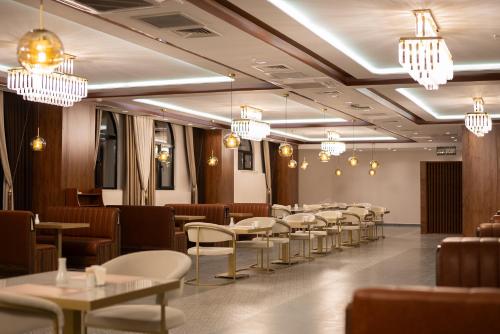 Ruang duduk di Golden River Hotel By Continent