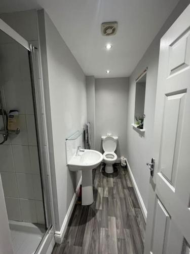 Ένα μπάνιο στο Aycliffe Home Away From Home A1