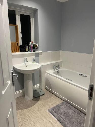 Ένα μπάνιο στο Aycliffe Home Away From Home A1
