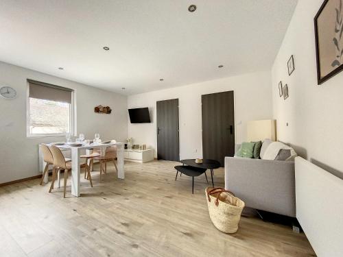 un salon avec une table et un canapé dans l'établissement Résidence de la Tille, à Arc-sur-Tille