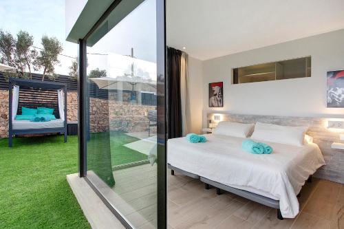 um quarto com uma cama com almofadas azuis em Villa Laian Branded Residensed em Triquivijate