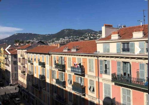 un groupe de bâtiments avec balcon dans une ville dans l'établissement Stylish 4-star cocoon in the heart of Le Marais Niçois, à Nice