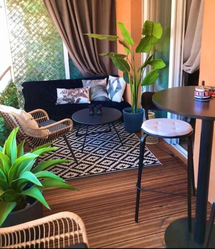un salon avec un canapé, des tables et des plantes dans l'établissement Stylish 4-star cocoon in the heart of Le Marais Niçois, à Nice