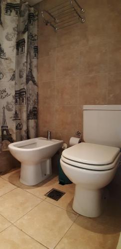 a bathroom with a toilet and a sink at Espacio C Montevideo con estacionamiento in Córdoba