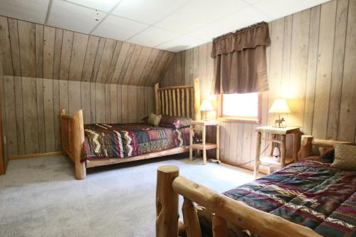 En eller flere senge i et værelse på Camp North Country - Old Forge