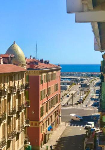 - une vue sur une ville avec une rue et des bâtiments dans l'établissement Stylish 4-star cocoon in the heart of Le Marais Niçois, à Nice