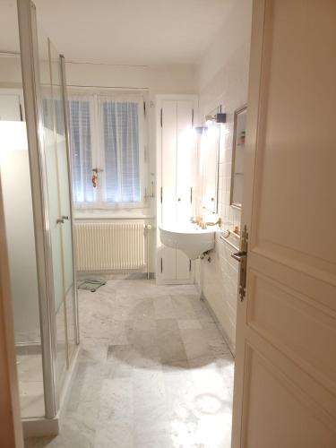 une salle de bain blanche avec un lavabo et un miroir dans l'établissement Villa de charme de 2 à 6 personnes, à Thyez
