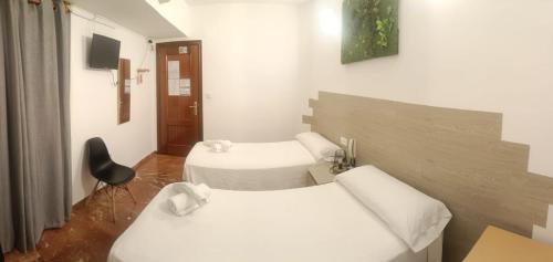 Ένα ή περισσότερα κρεβάτια σε δωμάτιο στο Hostal Nevot