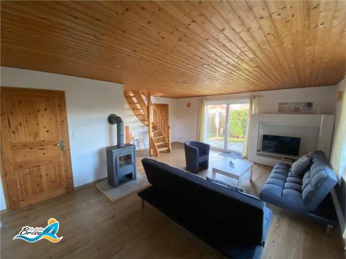 sala de estar con sofá y techo de madera en Ferienhaus-zur-leichten-Brise en Boiensdorf
