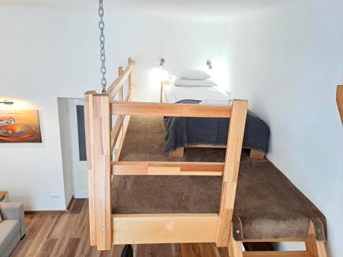 een stapelbed in een kleine kamer met een ladder bij Superior Budapest Centrum Basilica in Boedapest