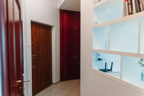 um corredor com uma porta vermelha e uma prateleira vermelha em Apartament Planty 16C em Kielce