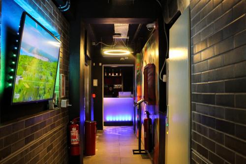TV a/nebo společenská místnost v ubytování LOFT Hotel by Sommelier Hoteles