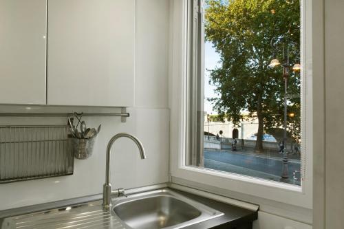 un évier de cuisine avec une fenêtre au-dessus. dans l'établissement River View Apartment, à Rome