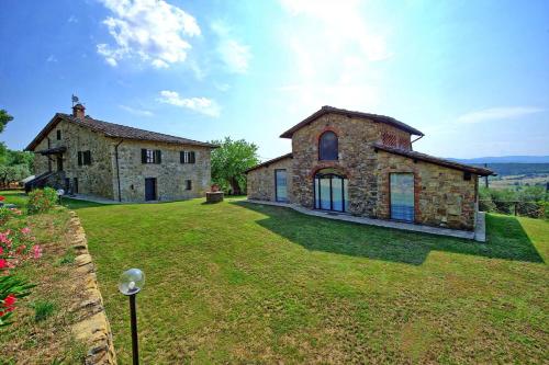 a large stone house with a large yard at Villa Quercina in Pieve a Presciano
