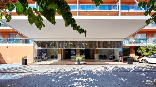 an external view of a building at Hotel Surf Mar in Lloret de Mar