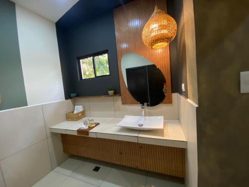 La salle de bains est pourvue d'un lavabo et d'un miroir. dans l'établissement Casa del Golfo El Salvador, à Conchagua