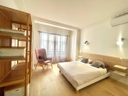 une chambre avec un lit et un lit superposé dans l'établissement Pasteur by Welcome to Cannes, à Cannes