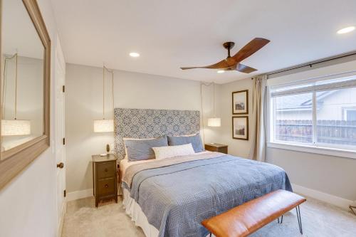 En eller flere senge i et værelse på Redmond Vacation Rental with Private Yard and Fire Pit