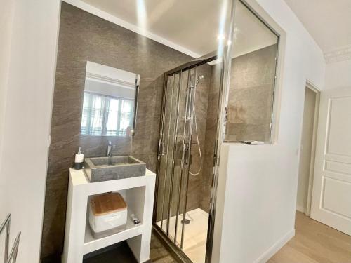 une salle de bain avec une douche, un lavabo et des toilettes dans l'établissement Pasteur by Welcome to Cannes, à Cannes