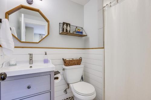 Et badeværelse på Redmond Vacation Rental with Private Yard and Fire Pit
