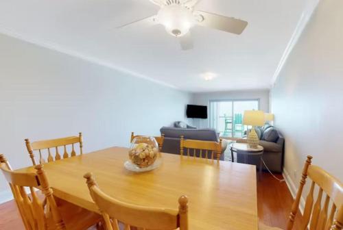 Μια τηλεόραση ή/και κέντρο ψυχαγωγίας στο Regency Towers Unit 805W