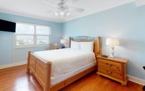 Ένα ή περισσότερα κρεβάτια σε δωμάτιο στο Regency Towers Unit 805W