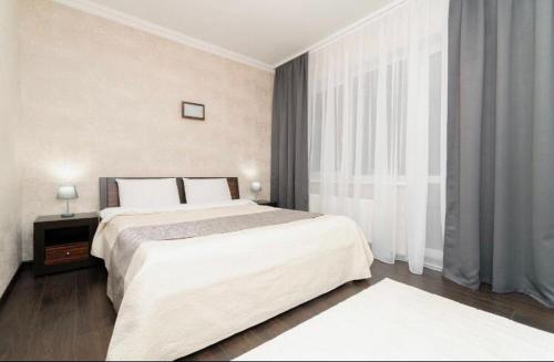 1 dormitorio con cama grande y ventana grande en Stylish apartment 001, en Chişinău