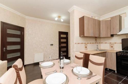 cocina con mesa y sillas en una habitación en Stylish apartment 001, en Chişinău