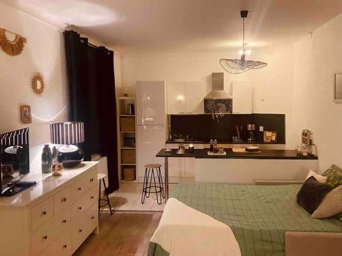 une chambre avec un lit et une cuisine avec un comptoir dans l'établissement L’ escale, à Saumur