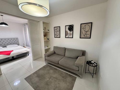 sala de estar con sofá y cama en Modern Apartment in Mendoza Capital en Mendoza