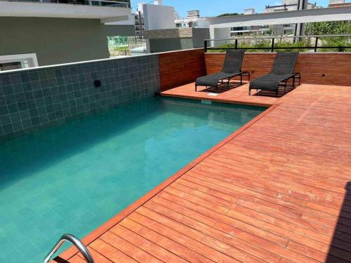a swimming pool on the roof of a building at Praia de Palmas, Residencial Anito Petry! in Governador Celso Ramos