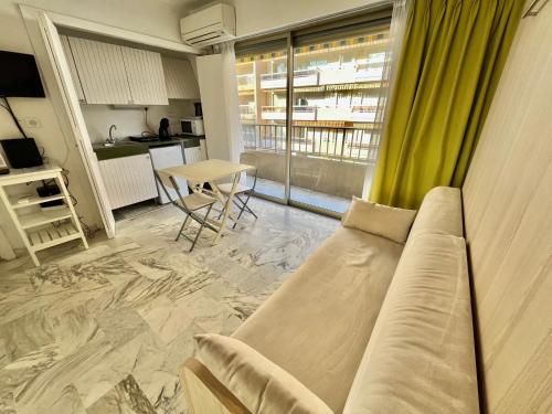 un salon avec un canapé et une table dans l'établissement Branly 3, by Welcome to Cannes, à Cannes