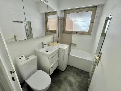 une petite salle de bain avec toilettes et lavabo dans l'établissement Branly 3, by Welcome to Cannes, à Cannes