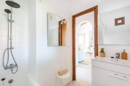 bagno bianco con doccia e lavandino di Villa Bini Chic a Binibeca