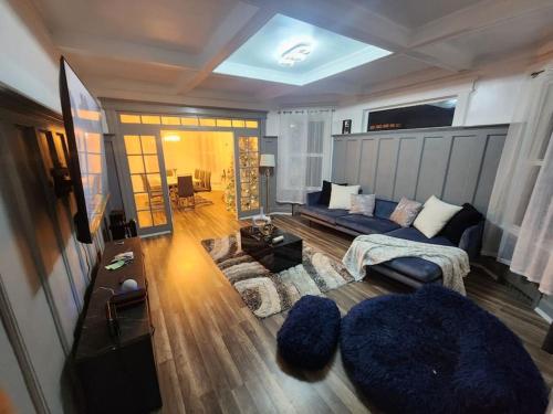 a living room with a couch and a rug at Casa treacy in Newark