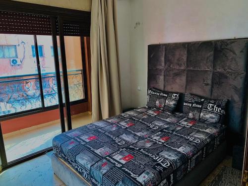 una camera con letto e finestra di Apparts KARAMI a Marrakech