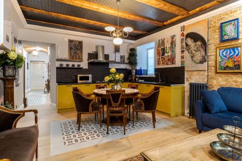 リヴィウにあるХудожня резиденція Львоваのキッチン、リビングルーム(テーブル、青いソファ付)