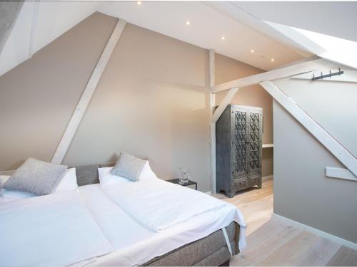 een slaapkamer met een groot wit bed op een zolder bij Ferienloft in Freiburg im Breisgau