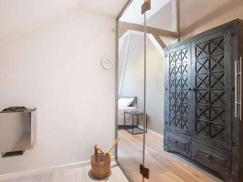 una habitación con una gran puerta de madera en la esquina en Ferienloft, en Freiburg im Breisgau