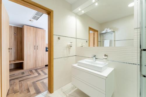 La salle de bains est pourvue d'un lavabo et d'un miroir. dans l'établissement Mazurkowa - z widokiem na Karkonosze i Śnieżkę, darmowy parking, obok restauracja Mazurkowa Chata, à Jelenia Góra